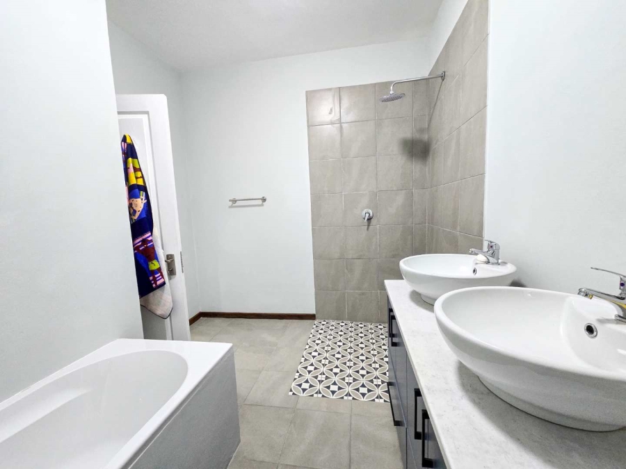 5 Bedroom Property for Sale in Stilbaai Oos Western Cape